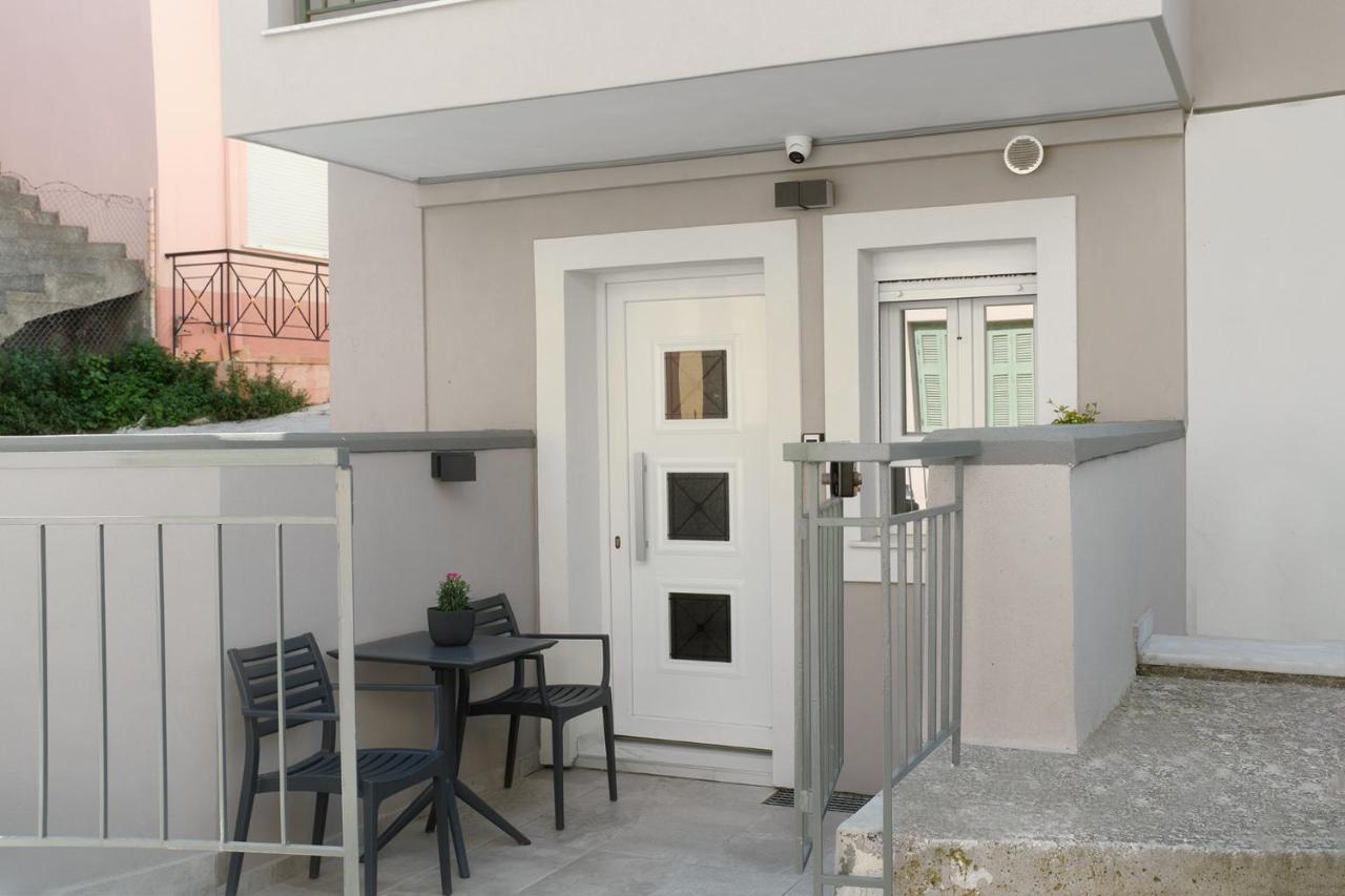 Modern For Two, Lesvos