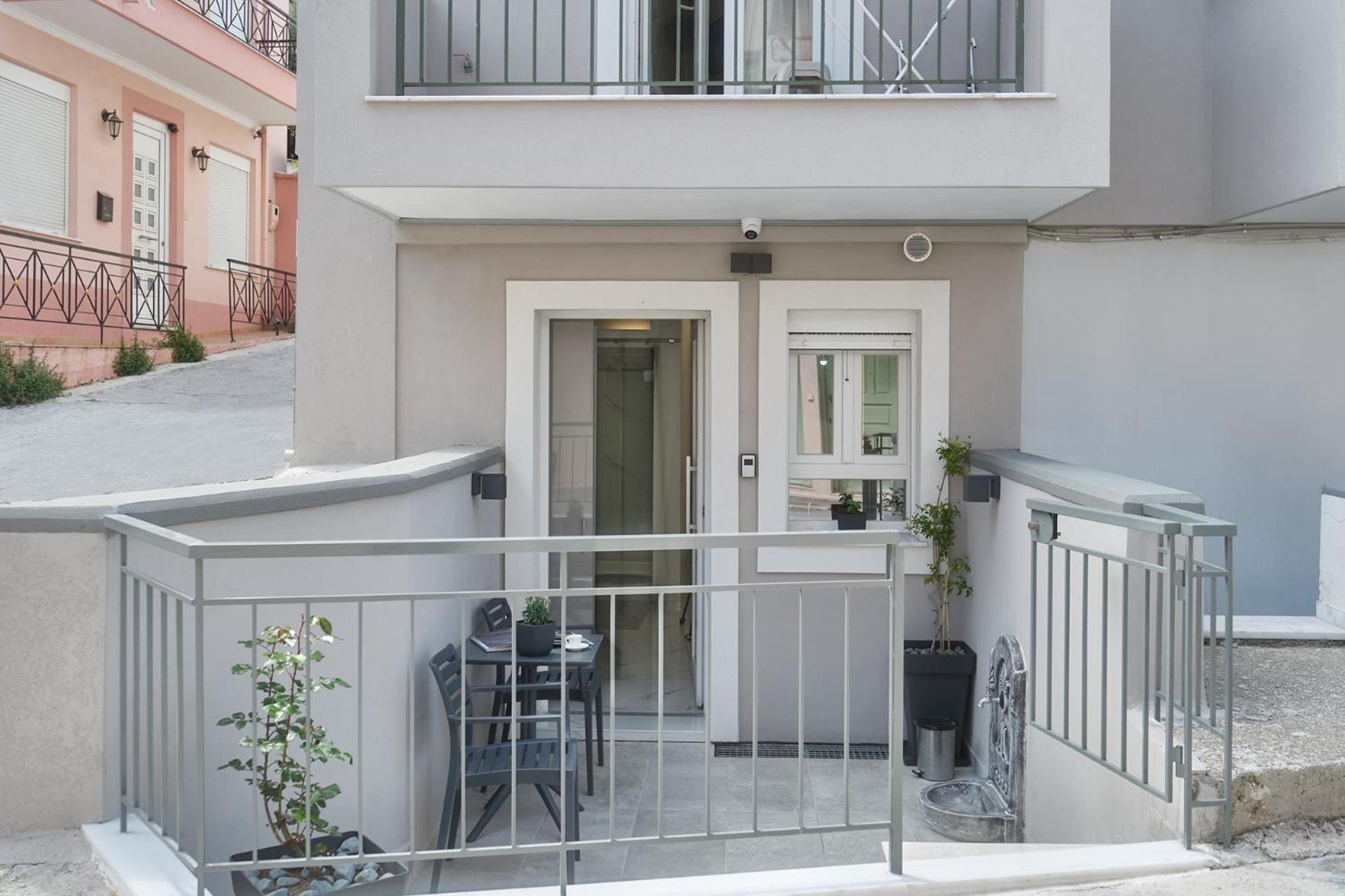 Modern For Two, Lesvos